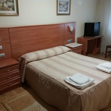 Hotel 2 De Mayo 2 Хинсо-де-Лимия Экстерьер фото